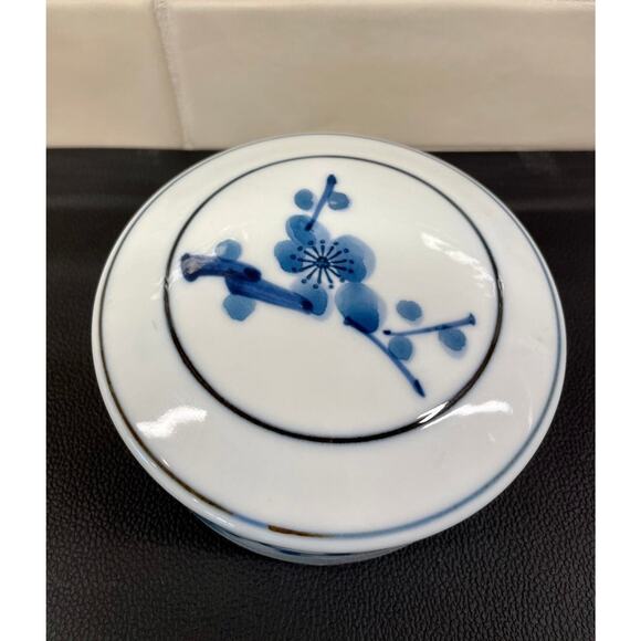 Collection of Blue and White Lidded Dishes Keepsake Boxes - Picture 10 of 12